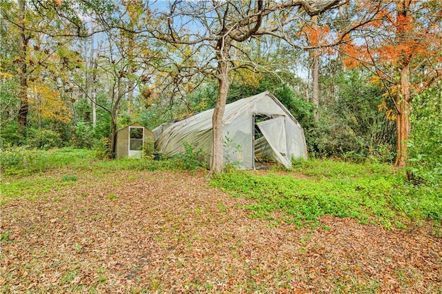 view of yard with an outdoor structure