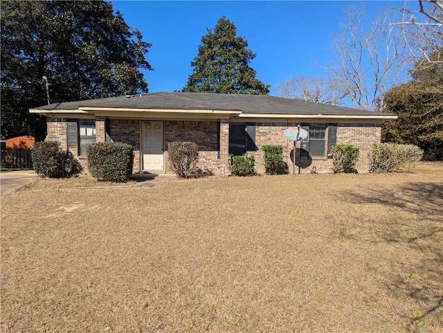 single story home featuring a front lawn