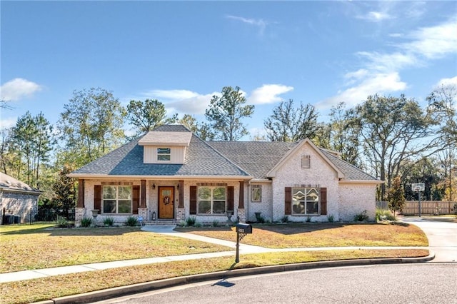 view of front facade featuring a porch and a front yard