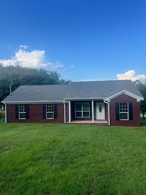 single story home with a front lawn