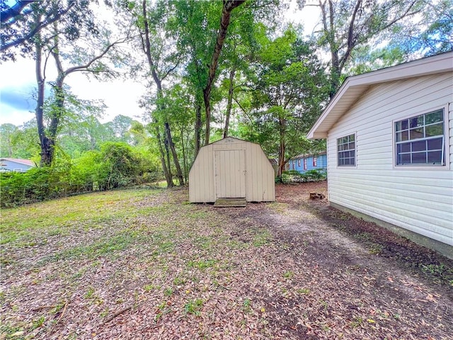 view of yard featuring a shed