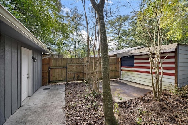 view of yard featuring a patio area