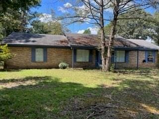 view of front of home featuring a front yard