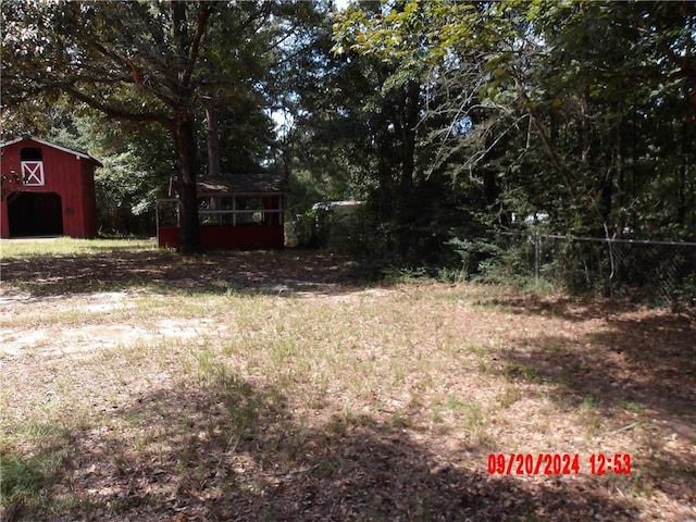 view of yard featuring an outdoor structure