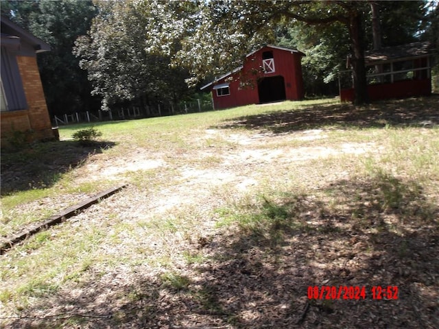 view of yard featuring an outbuilding