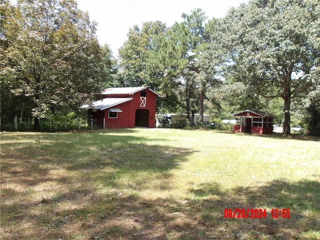 view of yard with an outbuilding