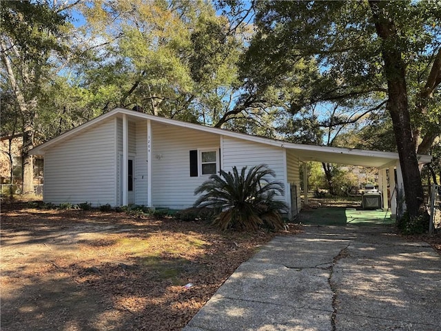 view of front of home featuring a carport