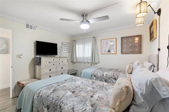 1051 Beach Blvd W Unit 9B, Gulf Shores, AL 36542 - bedroom with wood finished floors, ornamental molding, and a ceiling fan