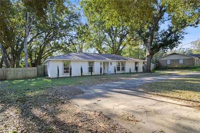 single story home featuring a front yard