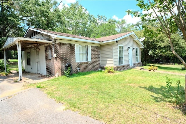 view of front of property featuring a carport and a front lawn