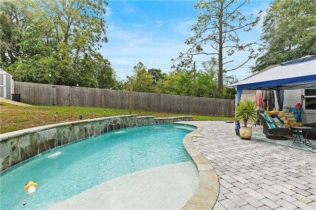 view of pool featuring a patio area and pool water feature