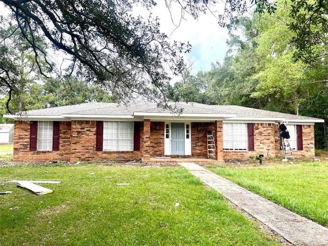 ranch-style house featuring a front lawn