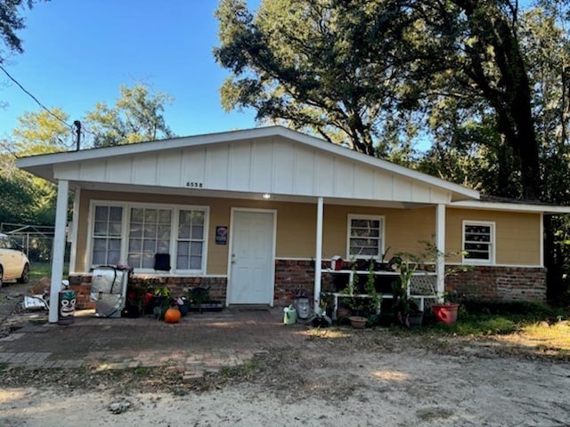 view of front of property featuring a porch