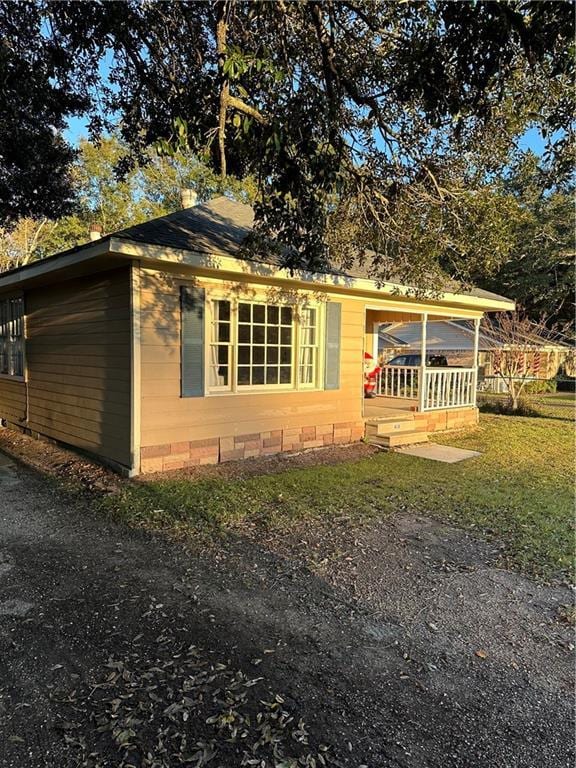 view of front of house featuring a front lawn