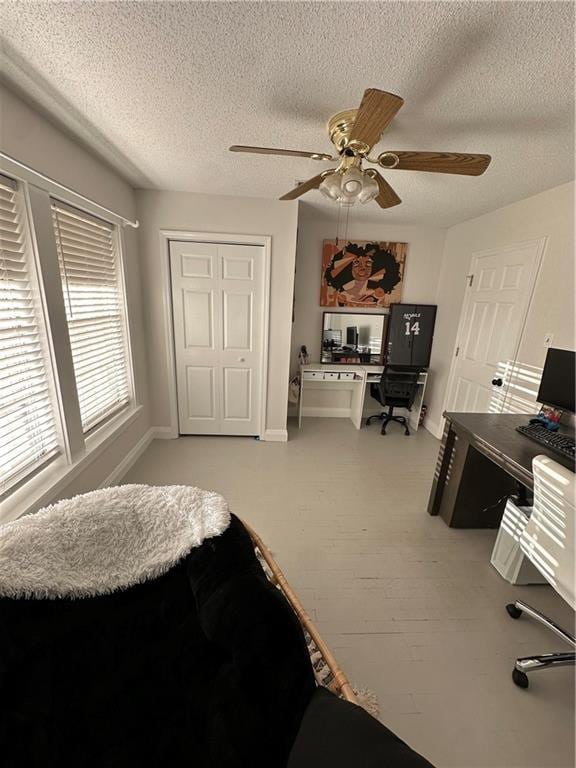 bedroom with ceiling fan, a textured ceiling, and a closet