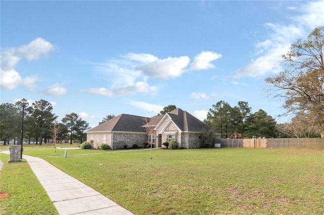 view of front of house featuring a front lawn