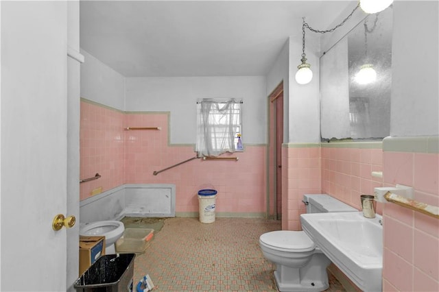1259 Marietta Dr W, Mobile, AL 36618 - bathroom featuring tile walls and wainscoting