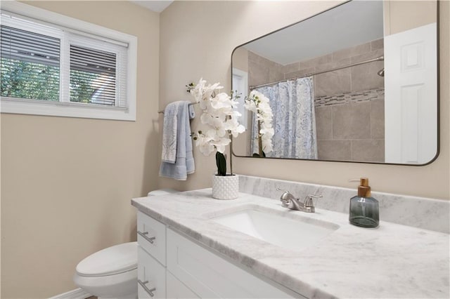 full bath with baseboards, a tile shower, vanity, and toilet