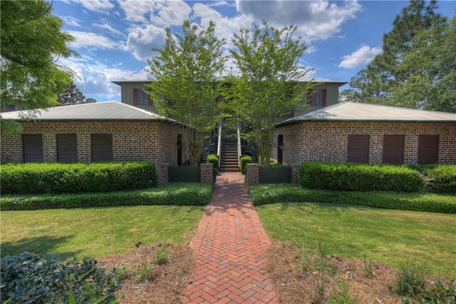 view of front of property with a front yard