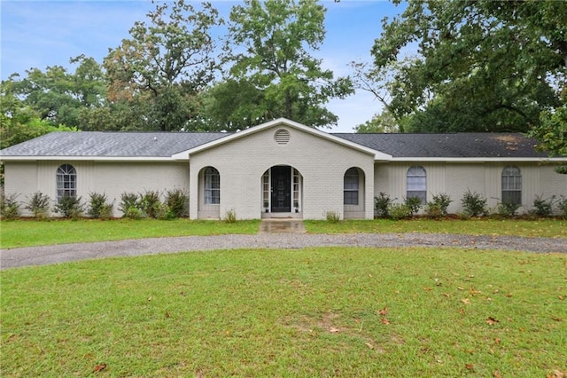 ranch-style house featuring a front yard