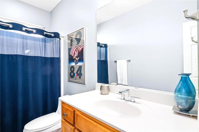 full bathroom featuring toilet, a shower with shower curtain, and vanity