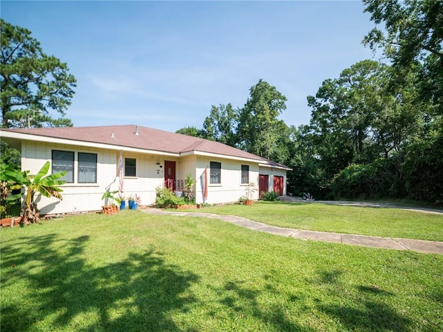 ranch-style home with a front yard