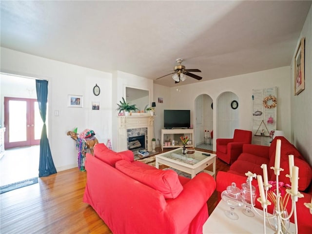 living room with light wood-type flooring and ceiling fan