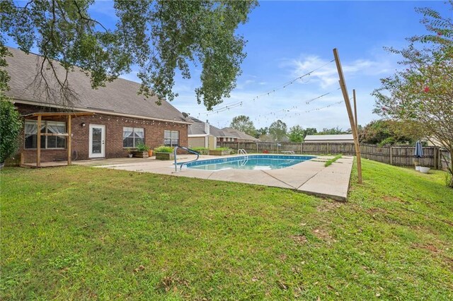 view of swimming pool with a lawn