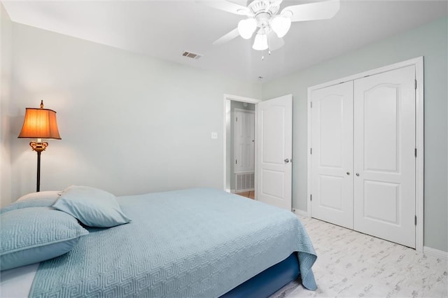 bedroom featuring ceiling fan and a closet