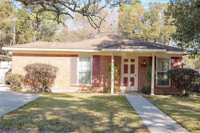 single story home featuring a front yard