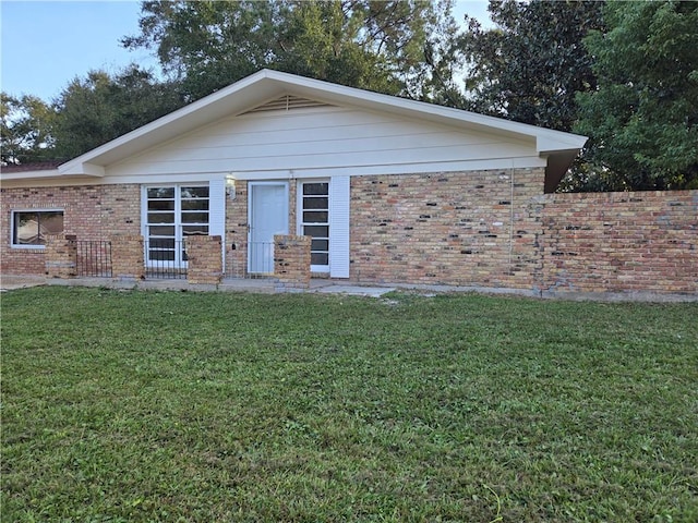 view of front of house with a front yard