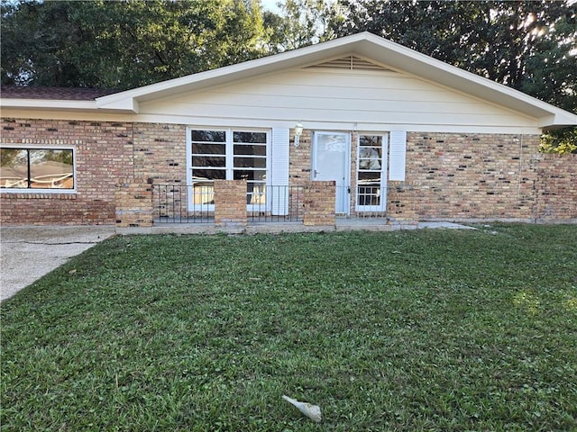 ranch-style home with a front yard