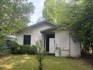 view of front of home with a front yard