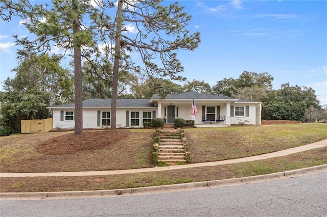 ranch-style house featuring a front yard