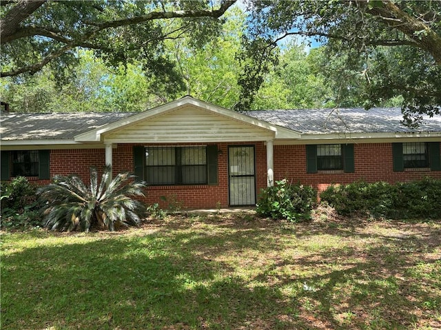 single story home featuring a front yard