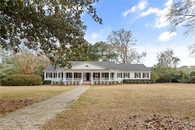 view of front of house featuring covered porch and a front lawn