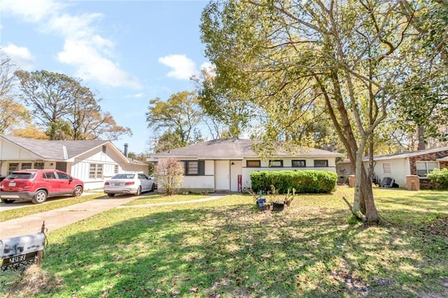 view of front facade featuring concrete driveway and a front yard