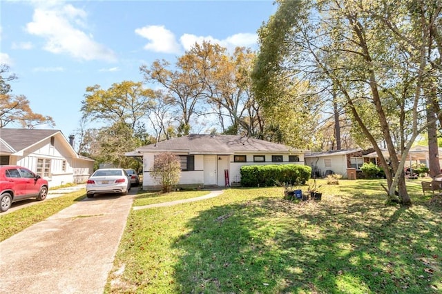 ranch-style house featuring driveway and a front lawn