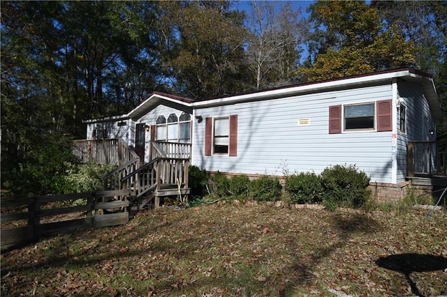 manufactured / mobile home featuring a wooden deck