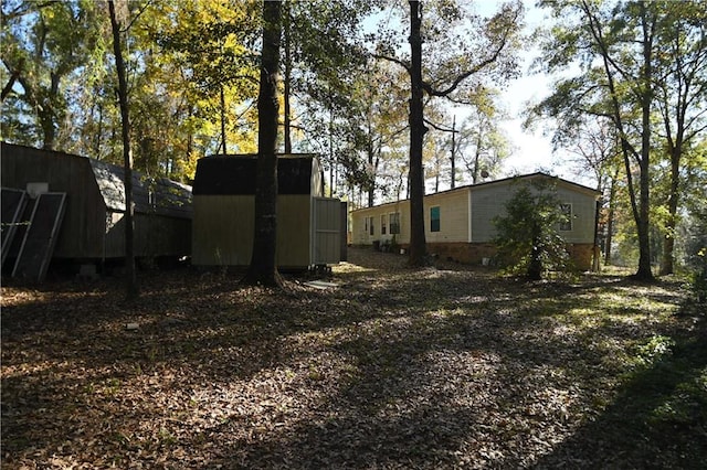 view of yard with a shed