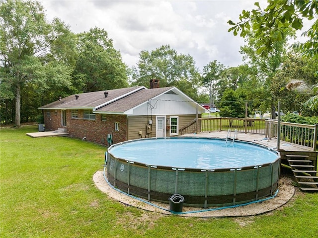 view of swimming pool featuring a lawn