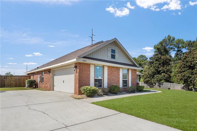 view of front of property featuring a front yard and a garage