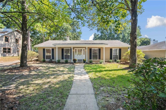 single story home with a front yard