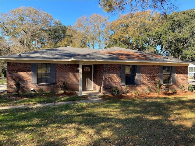 ranch-style house featuring a front yard