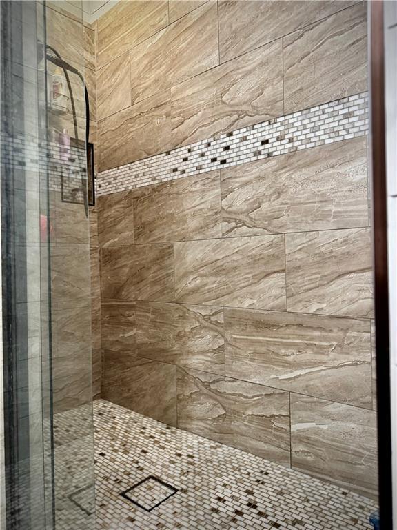 2200 Orourke Dr, Mobile, AL 36695 - bathroom featuring a tile shower