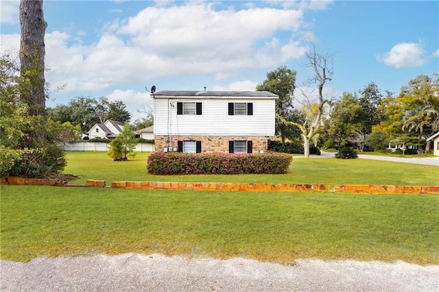 view of front of property featuring a front lawn