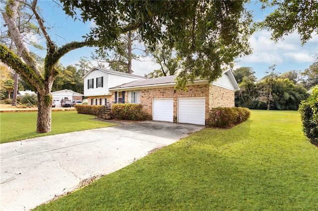 view of front facade featuring a garage and a front lawn