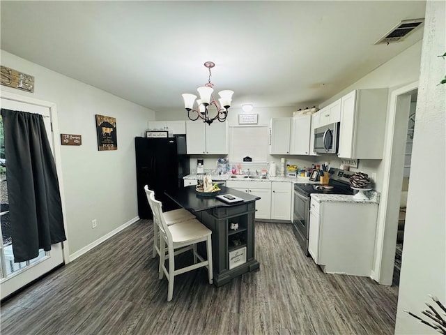 kitchen featuring an inviting chandelier, stainless steel appliances, dark wood finished floors, a sink, and visible vents