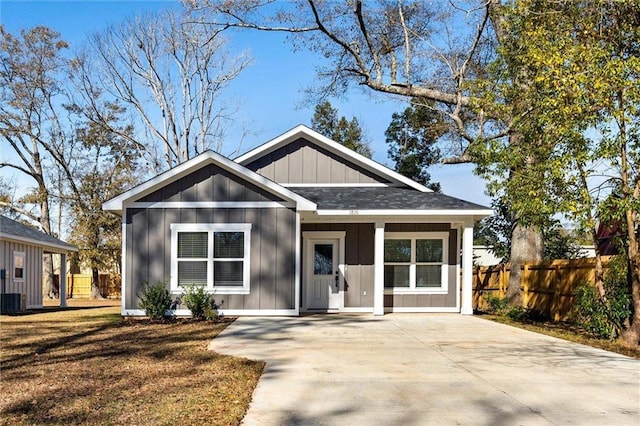 view of front of property with a front yard