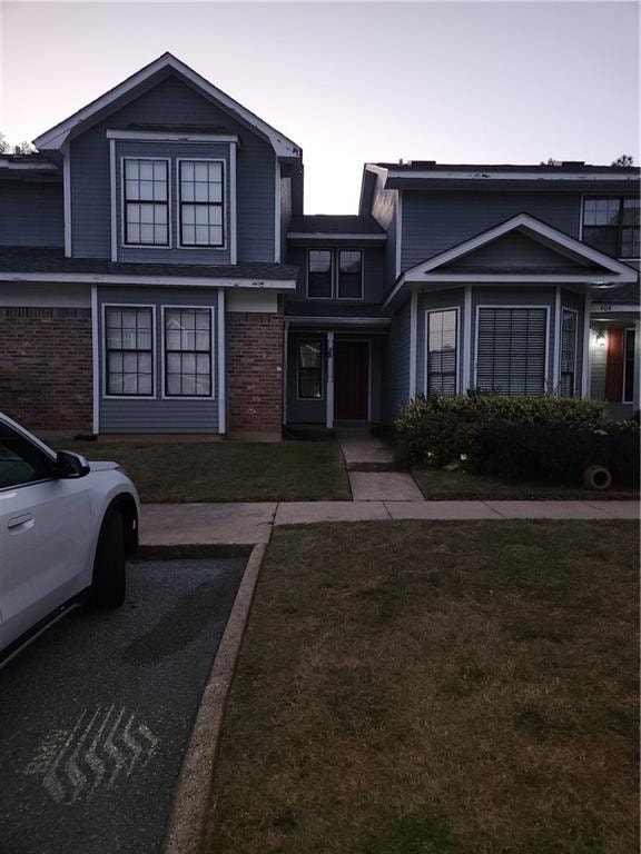 view of front of house featuring a lawn